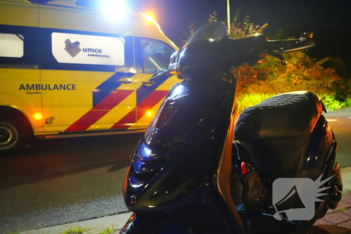 Scooterrijder onderuit in bocht