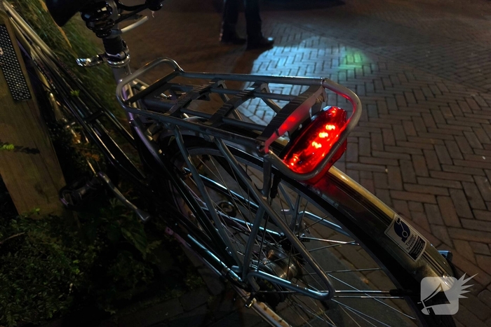 Fietser botst tegen auto