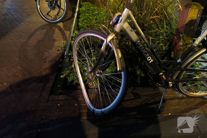 Fietser botst tegen auto