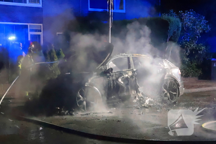Auto volledig verwoest door brand