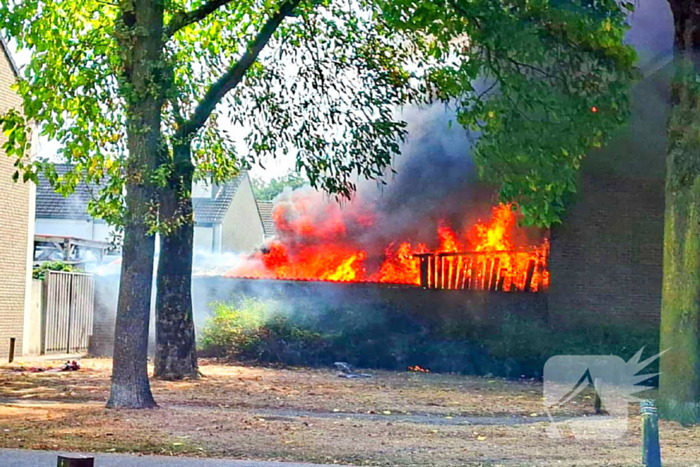 Vlammenzee slaat over naar woningen