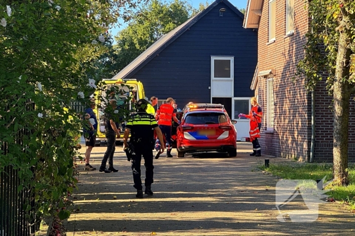 Man raakt gewond door paard tijdens verzorging