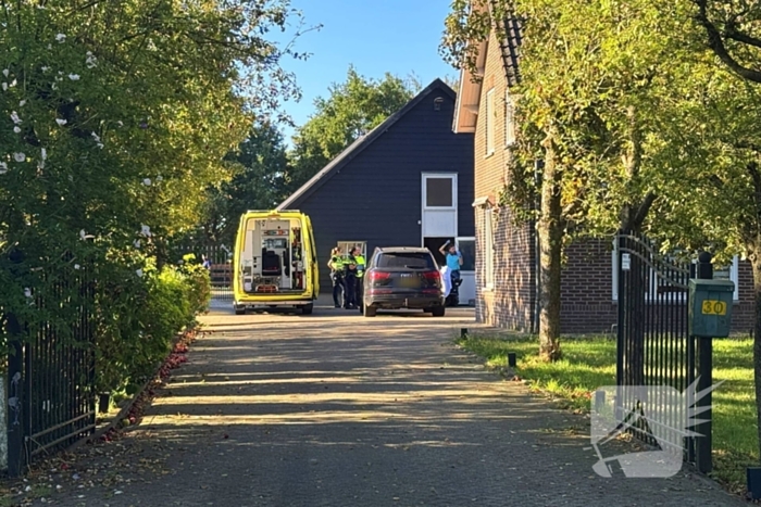 Man raakt gewond door paard tijdens verzorging