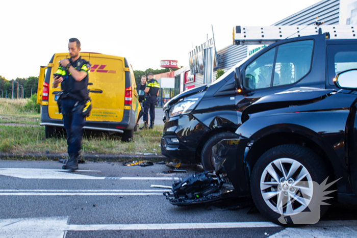 Ongeval met DHL-bus leidt tot botsing met meerdere voertuigen