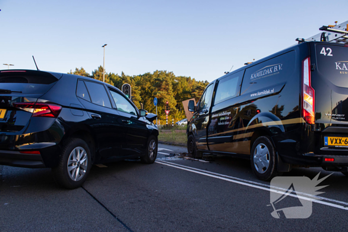 Ongeval met DHL-bus leidt tot botsing met meerdere voertuigen