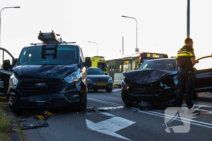 Ongeval met DHL-bus leidt tot botsing met meerdere voertuigen