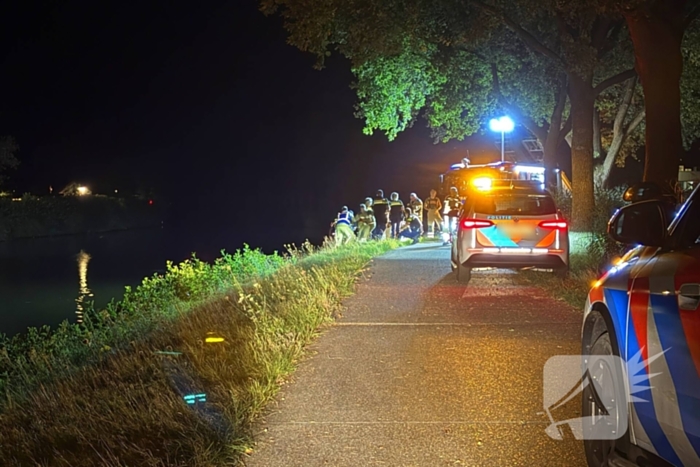Man met verward gedrag valt in water