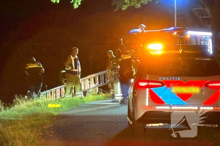 Man met verward gedrag valt in water