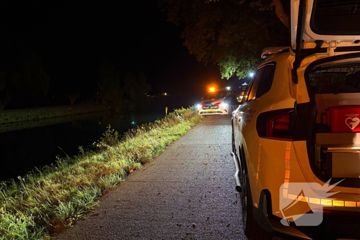 Man met verward gedrag valt in water