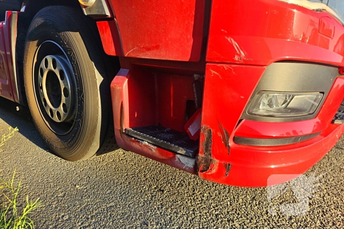 Vrachtwagen botst met personenauto