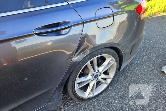 Vrachtwagen botst met personenauto