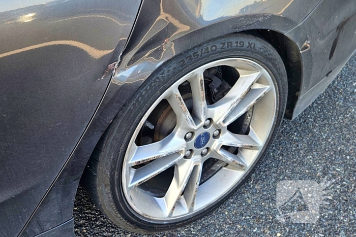 Vrachtwagen botst met personenauto