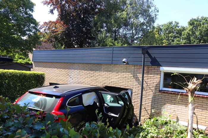 Auto tegen woning na ongeval