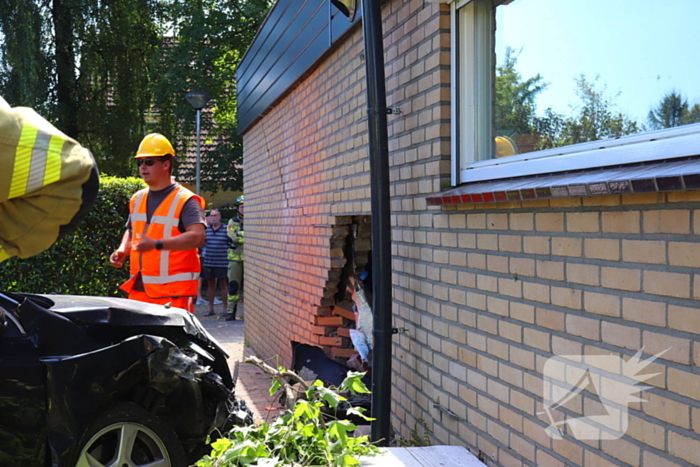 Auto tegen woning na ongeval