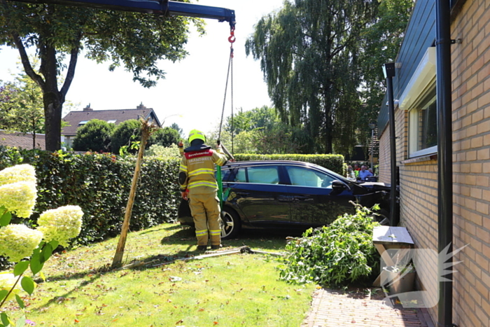 Auto tegen woning na ongeval