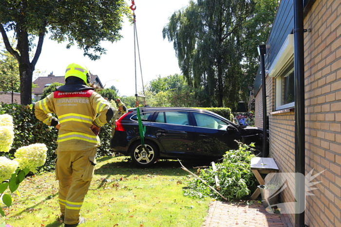 Auto tegen woning na ongeval