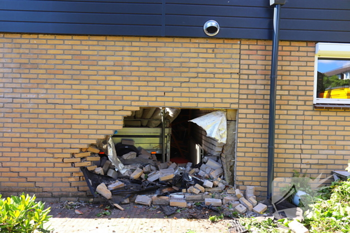 Auto tegen woning na ongeval