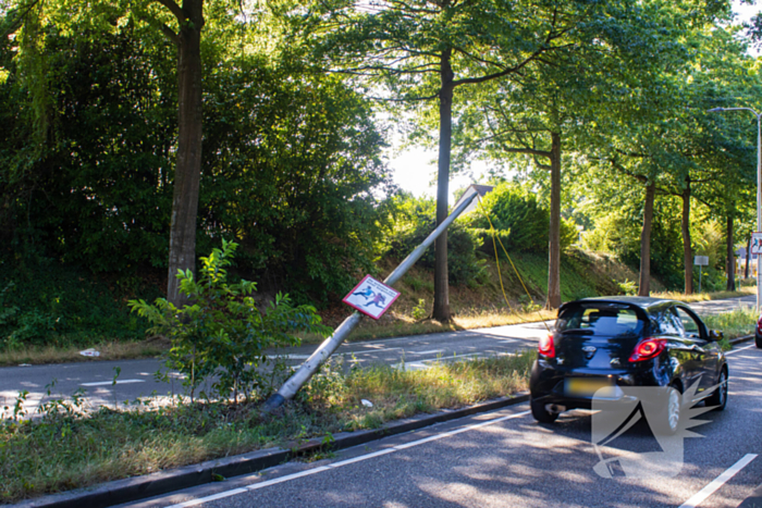 Lantarenpaal omver gereden