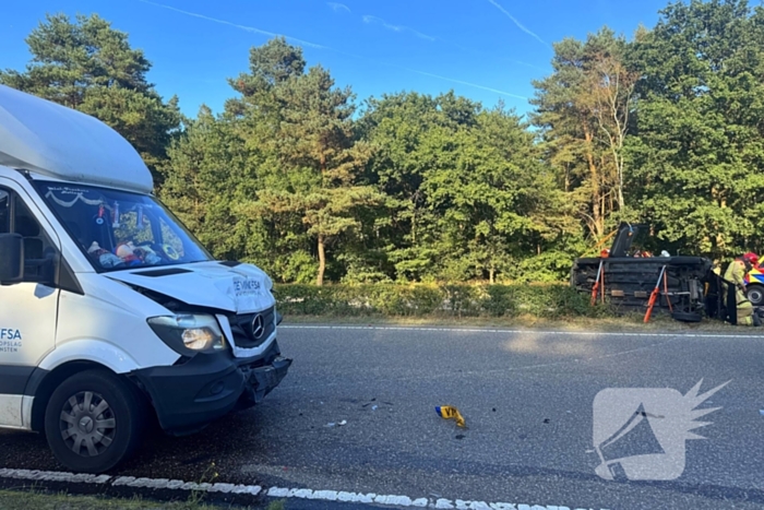 Auto gelanceerd in de berm