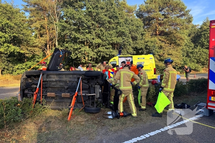 Auto gelanceerd in de berm