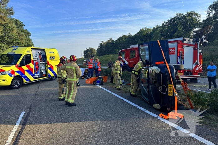 Auto gelanceerd in de berm