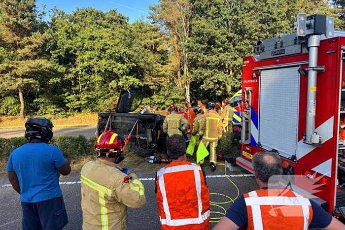 Auto gelanceerd in de berm
