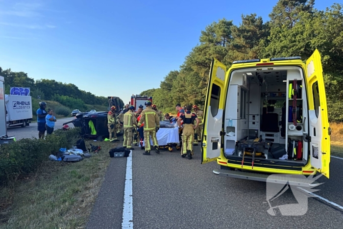 Auto gelanceerd in de berm