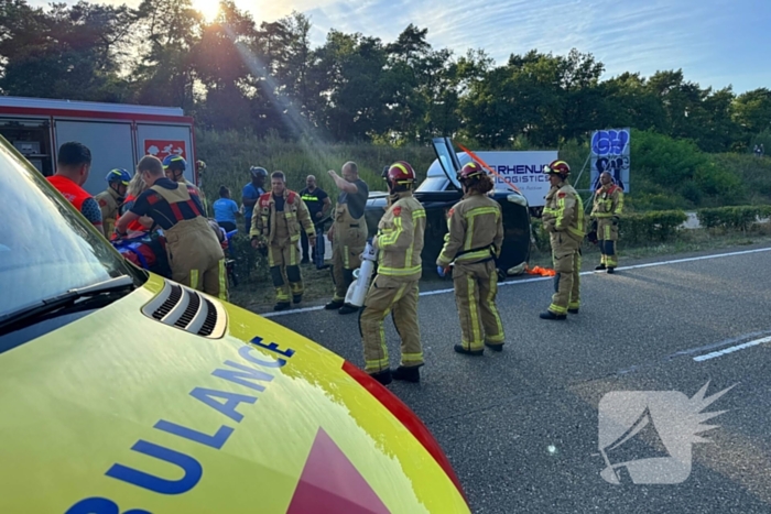 Auto gelanceerd in de berm