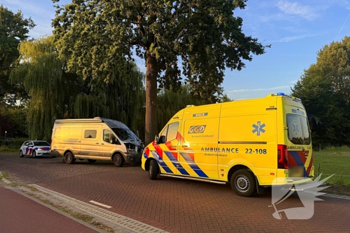 Camper botst tegen boom door bij