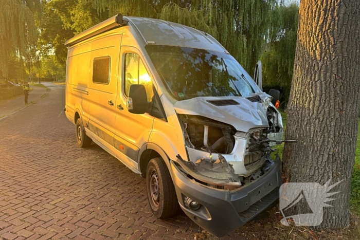 Camper botst tegen boom door bij