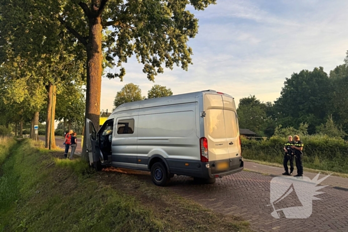 Camper botst tegen boom door bij
