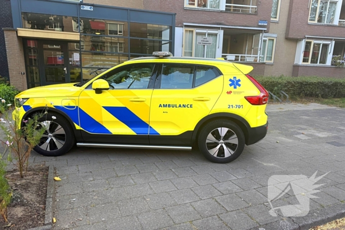 Brandweer slaat raam in voor hulpverlening