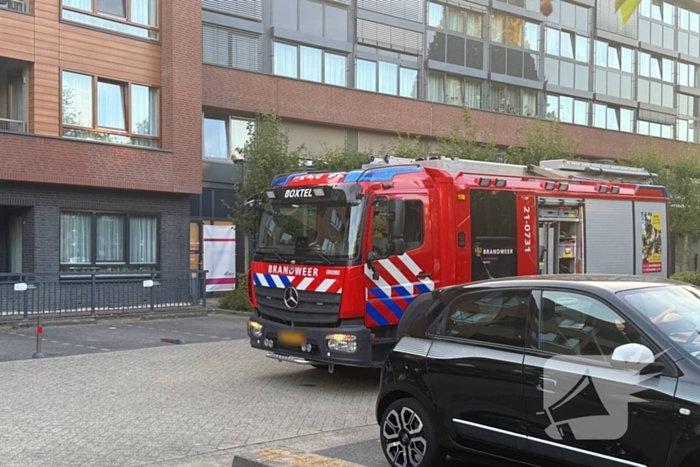 Brandweer slaat raam in voor hulpverlening