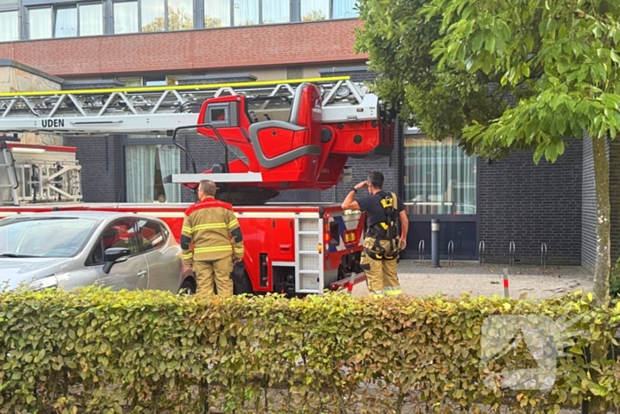 Brandweer slaat raam in voor hulpverlening