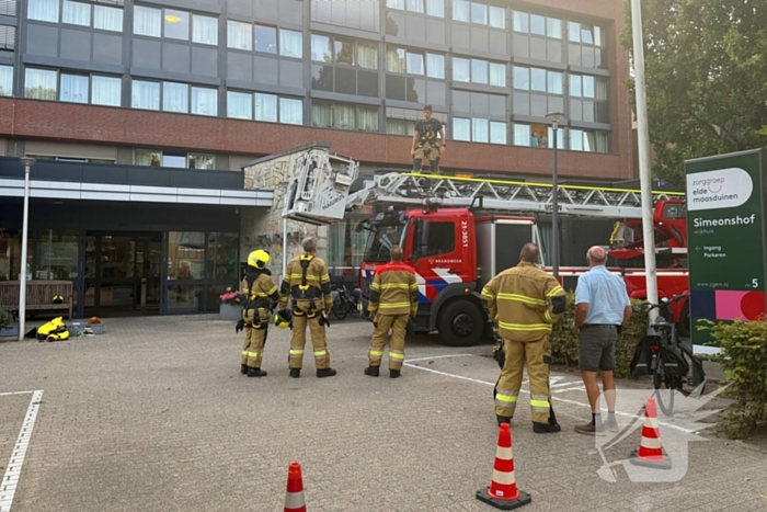 Brandweer slaat raam in voor hulpverlening