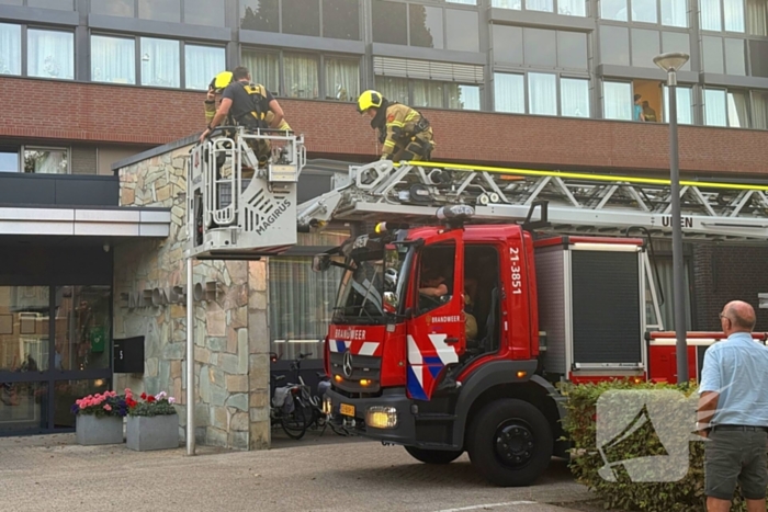 Brandweer slaat raam in voor hulpverlening