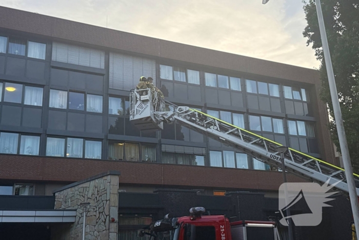 Brandweer slaat raam in voor hulpverlening