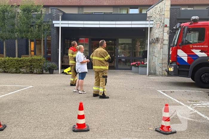 Brandweer slaat raam in voor hulpverlening