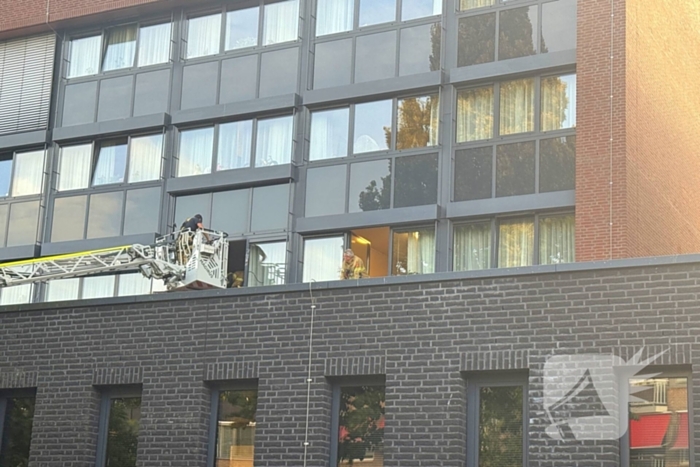 Brandweer slaat raam in voor hulpverlening