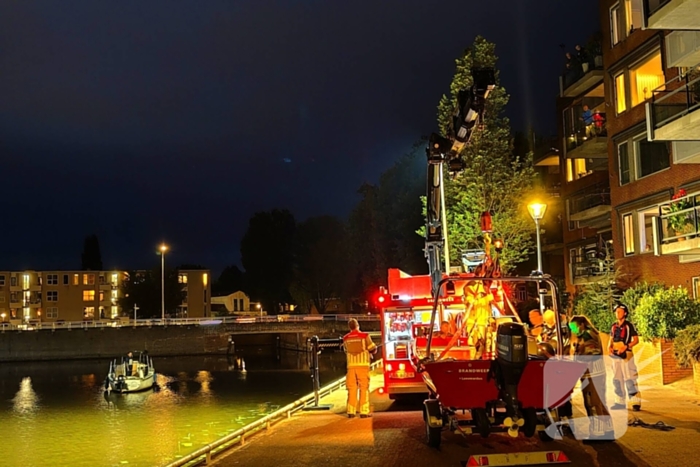 Brandweeractie voor vastgelopen boot