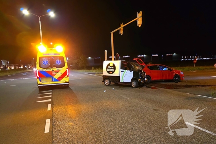 Gewonde en schade na botsing met brommobiel notenwinkel
