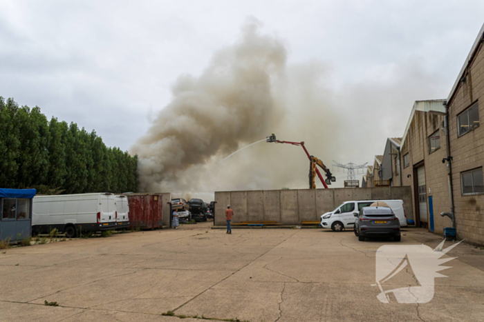 Grote brand bij autosloperij