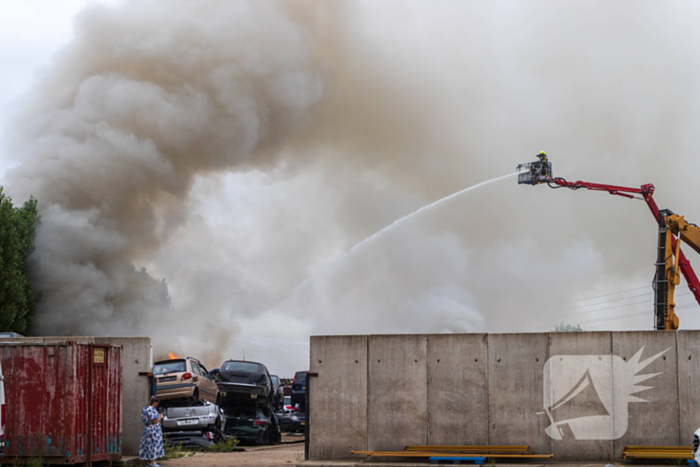 Grote brand bij autosloperij