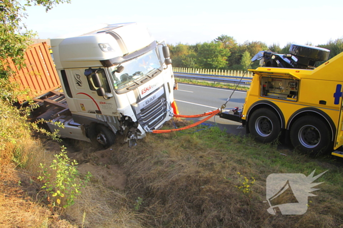 Chauffeur valt in slaap, vrachtwagen in greppel
