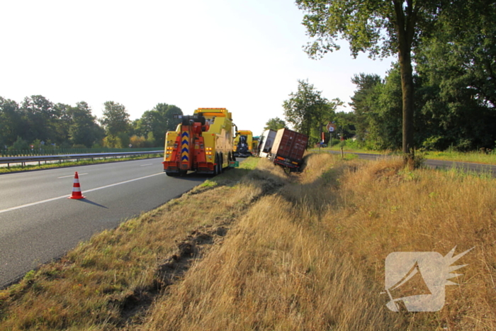 Chauffeur valt in slaap, vrachtwagen in greppel