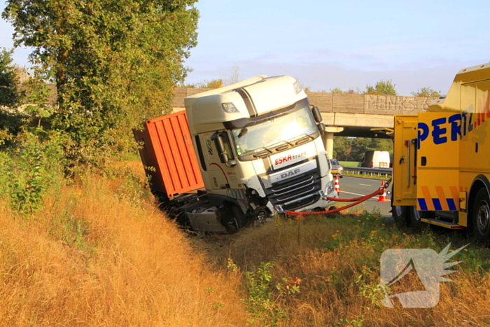 Chauffeur valt in slaap, vrachtwagen in greppel