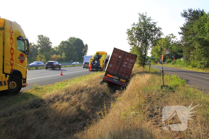 Chauffeur valt in slaap, vrachtwagen in greppel