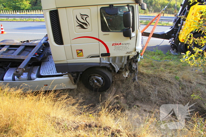 Chauffeur valt in slaap, vrachtwagen in greppel