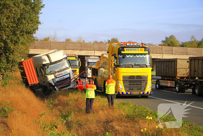 Chauffeur valt in slaap, vrachtwagen in greppel