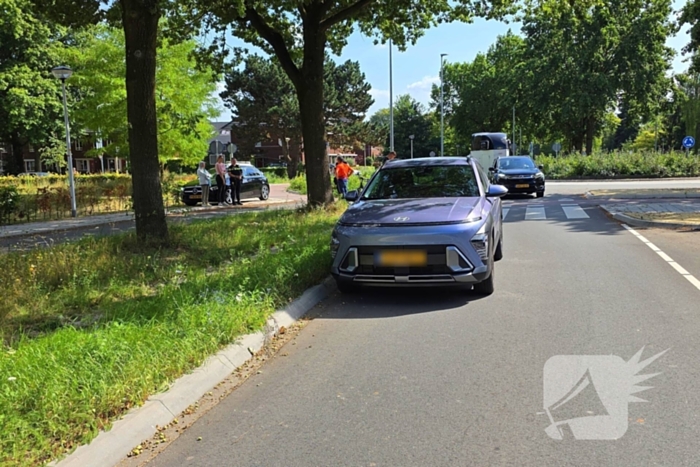Botsing tussen automobilist en fietser op rotonde